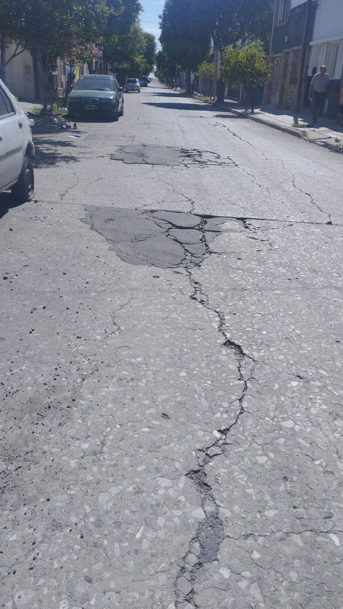 Buen día <a href="/MuniCba/">Municipalidad de Córdoba</a> Sarmiento y Garibaldi (Barrio Pueyrredón). Pozos enormes , semáforos sin funcionar desde diciembre aprox.