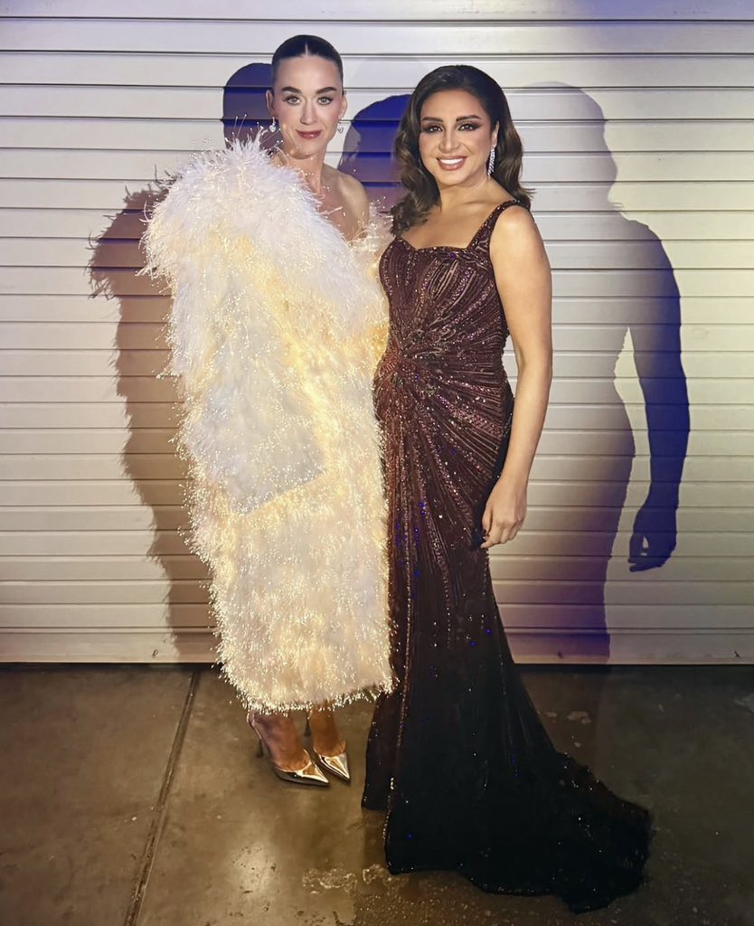 threads99's tweet image. كيتي بيري طالبه تصور مع انغام !!