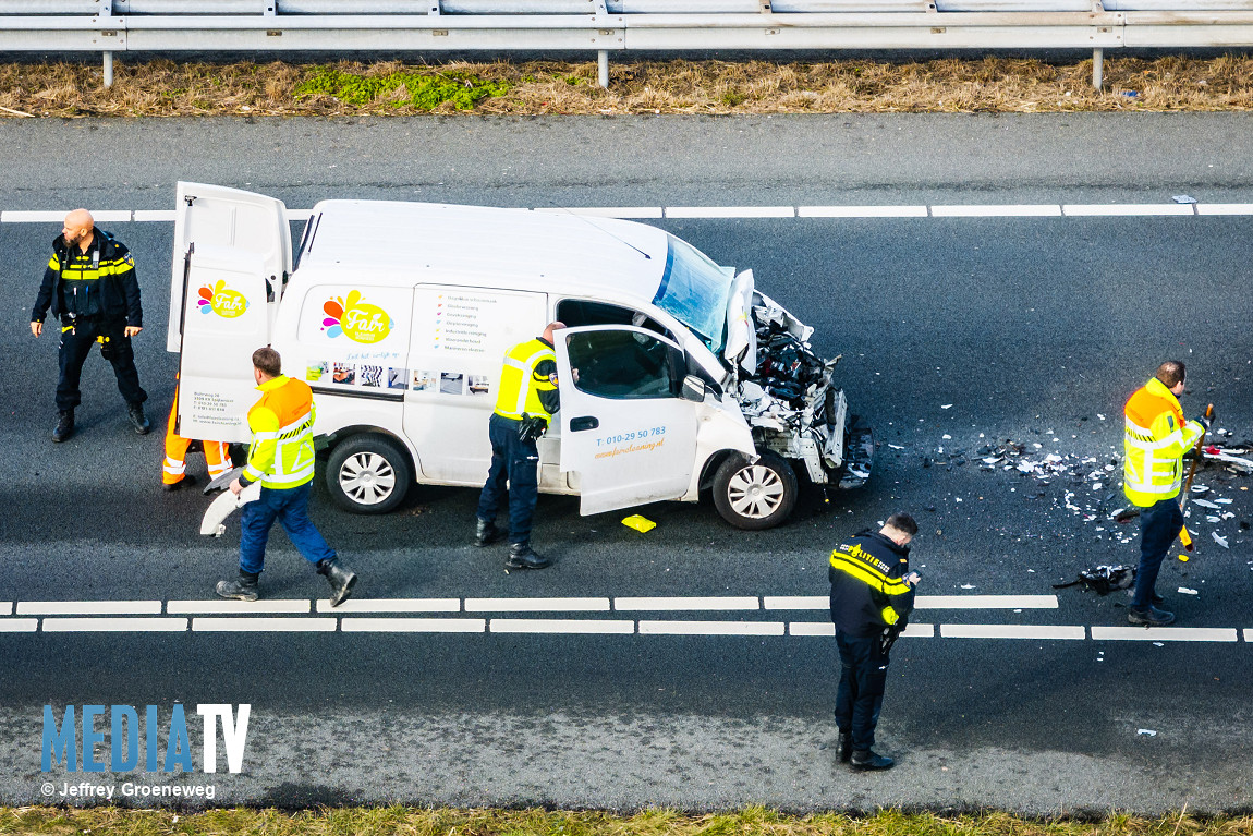 Bestelbus botst achterop vrachtauto op A29