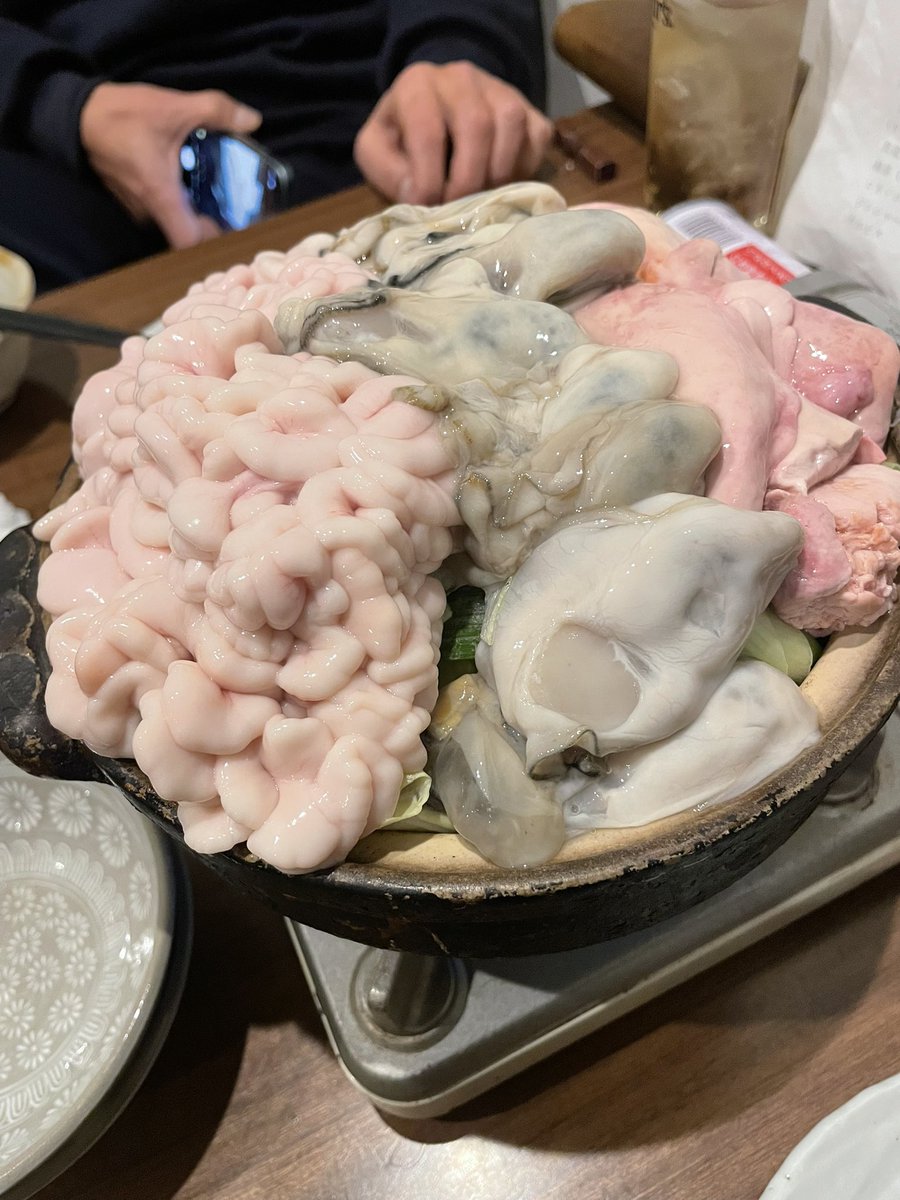 tetsuya13952's tweet photo. 食べログ2026 パート①
・
料理名は「痛風鍋🍲」
・
上には牡蠣、白子、あん肝
・
見えない下層には野菜がたくさん入ってました🥗
・
見た目とは違い、味はクリーミーで美味しかったです😋
・
#競輪選手　#競輪場　#お鍋
#食べログ　#痛風鍋 https://t.co/k4Kbfl774N