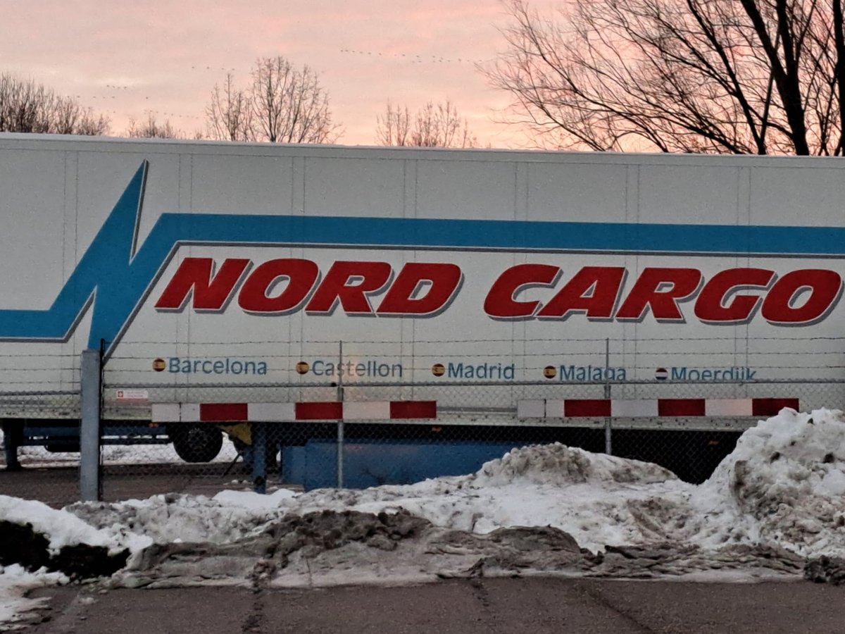 NordCargo's tweet photo. Nog wat mooie foto's van onze trailers in de sneeuw.
#nordcargo #trailers #trekkers #groupage #TransportSpanje #transport
https://t.co/zGVHm9reHK https://t.co/xZ81RE338L