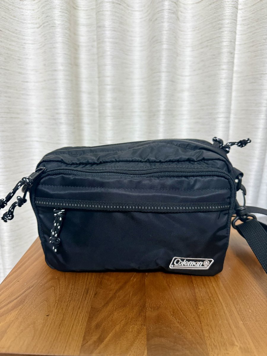 海外旅行用持ち歩きカバンわたし的ポイント🎯
①ジッパーにスライダーが2つあるか
②ジッパーにカバーあるか
③鞄の裏側(お腹側)にポッケあるか
④中に複数ポッケあるか
⑤汚れるから黒一択

ということで本日小さめの新しい相棒をお迎え☺️✨
Colemanで4,180円！！いいお買い物🛍️
