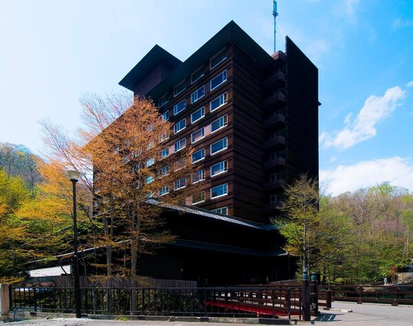 hiddenstaysjp's tweet photo. If you’re looking for a quiet, adult-only luxury onsen retreat in Hokkaido, this is it.

Hidden in Noboribetsu, BouRou NOGUCHI Noboribetsu offers just 40 spacious suites, each with a private open-air hot spring bath fed directly from the source.

Soak in milky-white sulfur waters, gaze out at the mountains, and enjoy absolute privacy.
No crowds. No noise. Just nature, design, and deep relaxation.
This is not just a hotel—it’s a once-in-a-lifetime onsen experience in Hokkaido.
