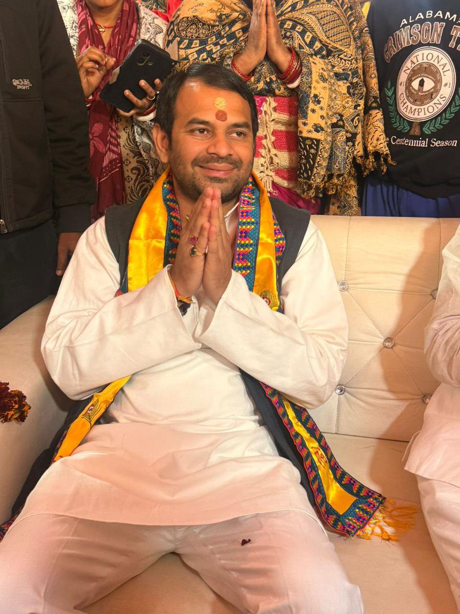 आज बाँसकोठी देवी मंदिर, दीघा में आयोजित श्रीमद्भागवत कथा ज्ञान यज्ञ में शामिल होने और श्रीमद्भगवत कथा सुनने का परम सौभाग्य प्राप्त हुआ।

श्रीमद्भागवत कथा हमें जीवन जीने की सही कला सिखाती है, जो भक्ति, ज्ञान और वैराग्य के माध्यम से शांति और संतुष्टि देती है। 

इस दौरान पटना नगर