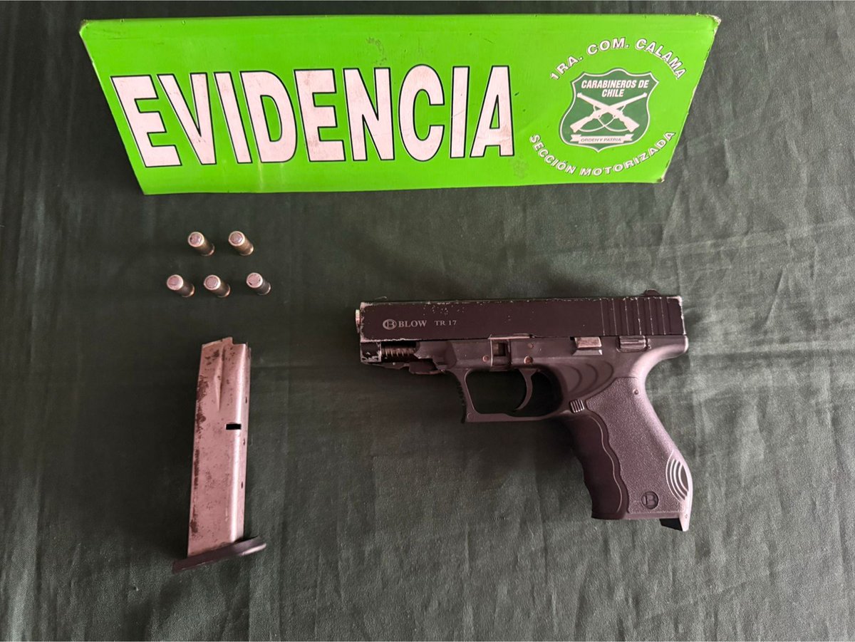 CarabAntof's tweet photo. 🟢👉🏻En el marco de patrullajes preventivos, #Carabineros de la Sección Centauro de #ElLoa, detuvo a un jóven de 17 años por infracción a la Ley de Armas. El menor portaba una pistola de fogueo modificada, un cargador y 5 cartuchos, aparentemente lista para el disparo⚠️🚨. https://t.co/NIJnuPDYLM