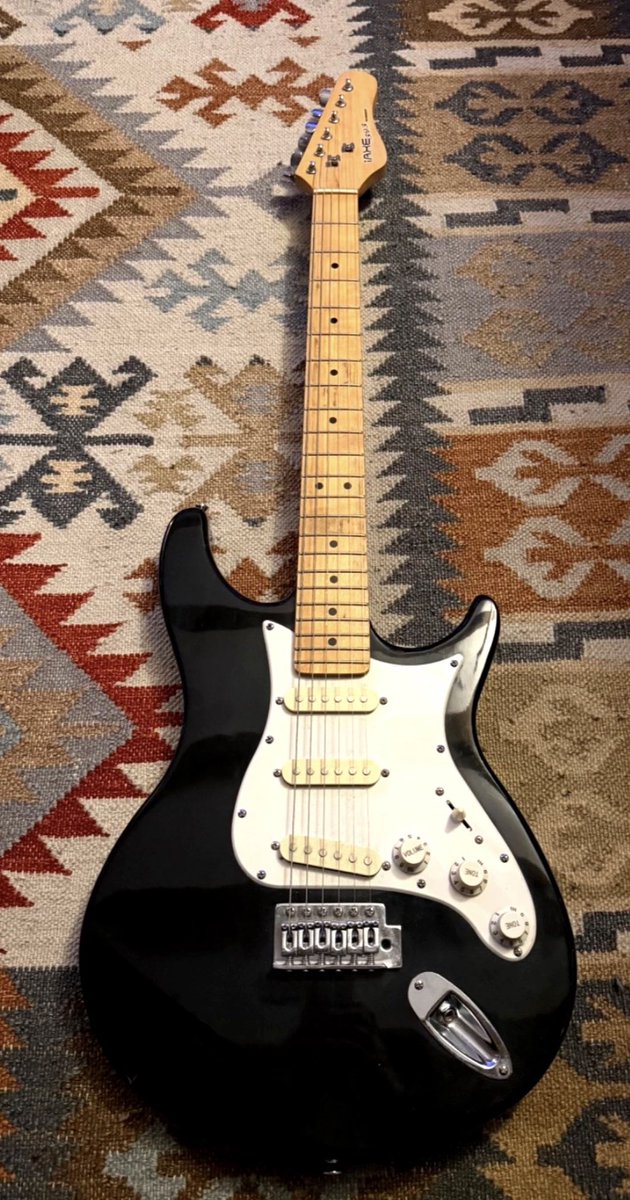 eclectic_siren's tweet photo. #guitar #electricguitar  #IAXE 393 BEHRINGER ELECTRIC GUITAR #guitarforsale https://t.co/LqknnRrhef