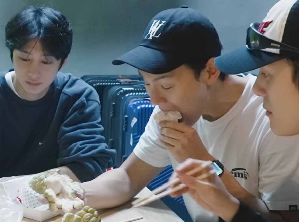 cottamon3's tweet image. 셔누 지금 석가에 완전 집중 완전 빠짐
각자 자기 할말 터지는 중에 혼자 석가 먹방 중ㅋㅋ