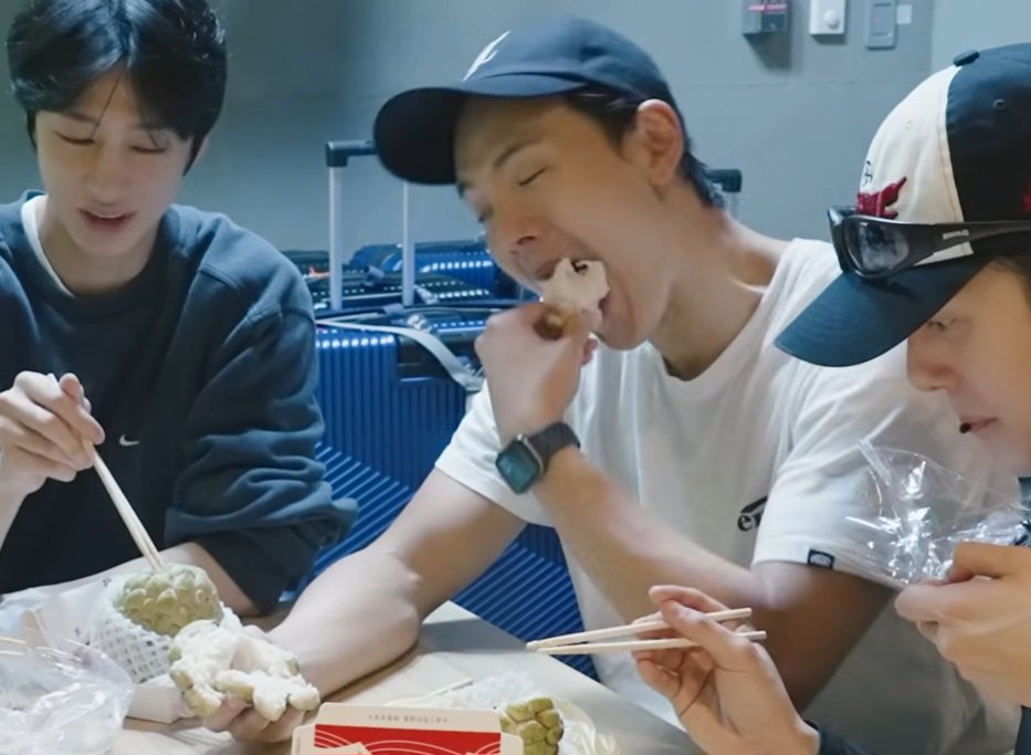 cottamon3's tweet image. 셔누 지금 석가에 완전 집중 완전 빠짐
각자 자기 할말 터지는 중에 혼자 석가 먹방 중ㅋㅋ