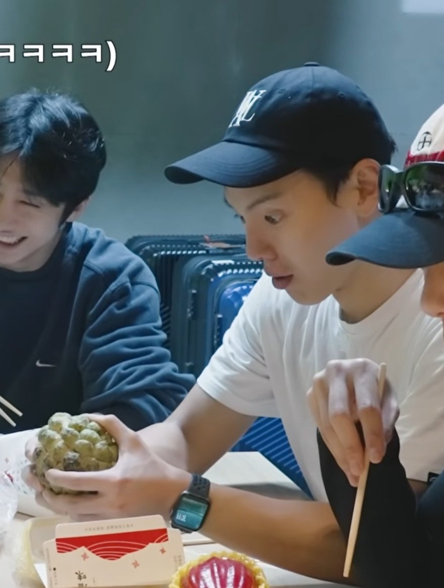 cottamon3's tweet image. 셔누 지금 석가에 완전 집중 완전 빠짐
각자 자기 할말 터지는 중에 혼자 석가 먹방 중ㅋㅋ