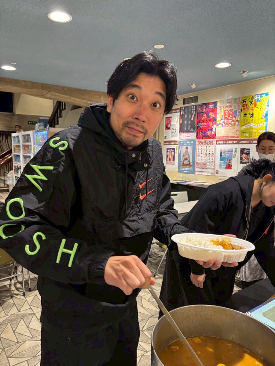 anamdada's tweet photo. 「ママごと」
初日、２日目、
ありがとうございましたー！！

たくさんのお客さんの笑い声に救われて
同じ時間を楽しんでくれていて
良いスタートでした！

明日からもチケットありますので
紀伊國屋ホールでお待ちしてますー！

写真は初日の差し入れのカレー！

明日は19時からですよん。

#ママごと
#ワンオアエイト