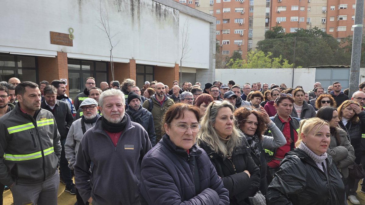 📣¡Limpieza avisa! ¡NO SE PRIVATIZA!

Hoy hemos estado en la asamblea de trabajadoras y trabajadores del <a href="/Ayto_Sevilla/">Ayuntamiento de Sevilla</a> en la que se ha puesto sobre la mesa la necesidad de defender el #empleo público frente a la privatización de servicios públicos por parte de <a href="/jlsanzalcalde/">José Luis Sanz</a>.