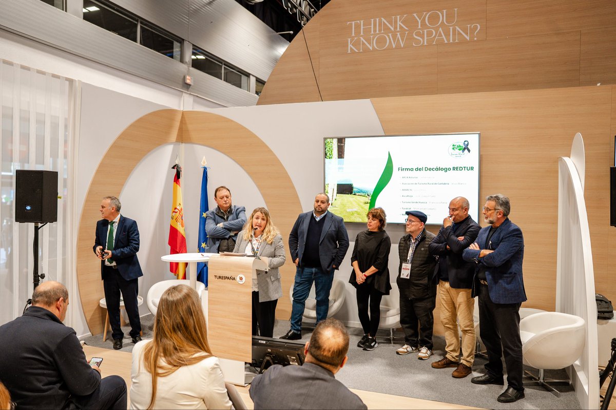 Turespana_'s tweet photo. El stand de Turespaña ha acogido la presentación de RETUR, que nace con el objetivo de ser el interlocutor colectivo del turismo rural reglado, y la firma simbólica de su decálogo de actuación "por un turismo rural con personas, territorio y futuro".

#TurespañaEnFitur #Fitur2026 https://t.co/Oo1FX301gI
