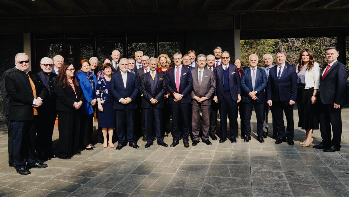Excellent exchange with EAM <a href="/DrSJaishankar/">Dr. S. Jaishankar</a> with Team 🇪🇺 /27 Ambassadors reflecting the high convergence of interests &amp; the strategic value of our growing EU / bilateral partnerships with 🇮🇳 : benefits are mutual &amp; global. All eyes on next week’s 🇪🇺🇮🇳Summit &amp; its deliverables. 👇