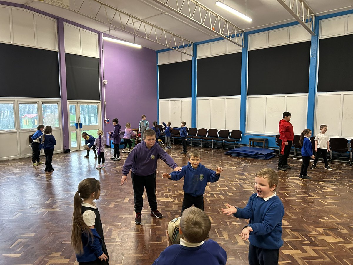 ClwydPrimary's tweet photo. Y6s coaching the Y2s rugby in their dinner time club 👏👏 https://t.co/NBH35Z5ZfT