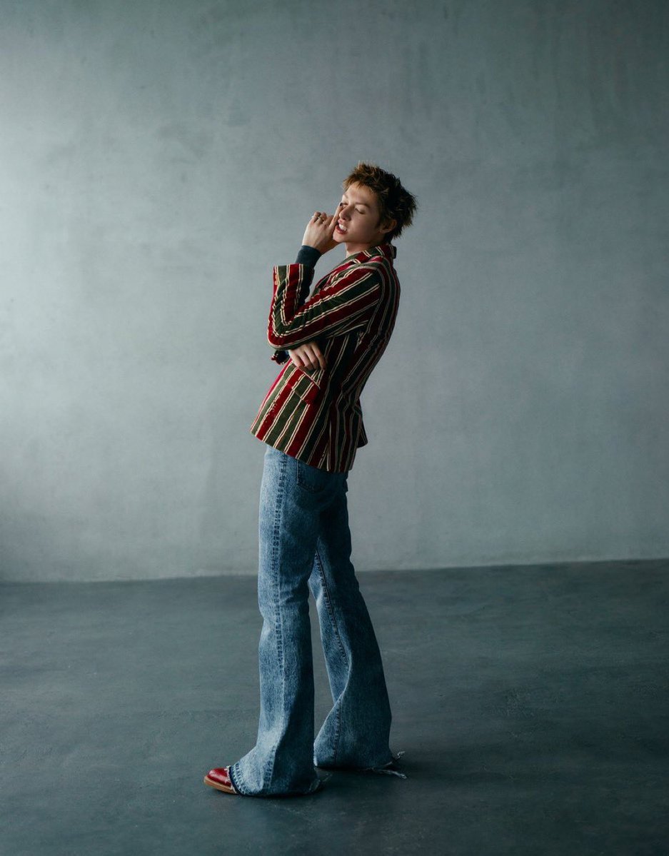 macaronhee's tweet image. everything in this photo just fits perfectly, the colors, lighting, pose, his height, expression, outfit, hairstyle, backgorund

#martin #cortis