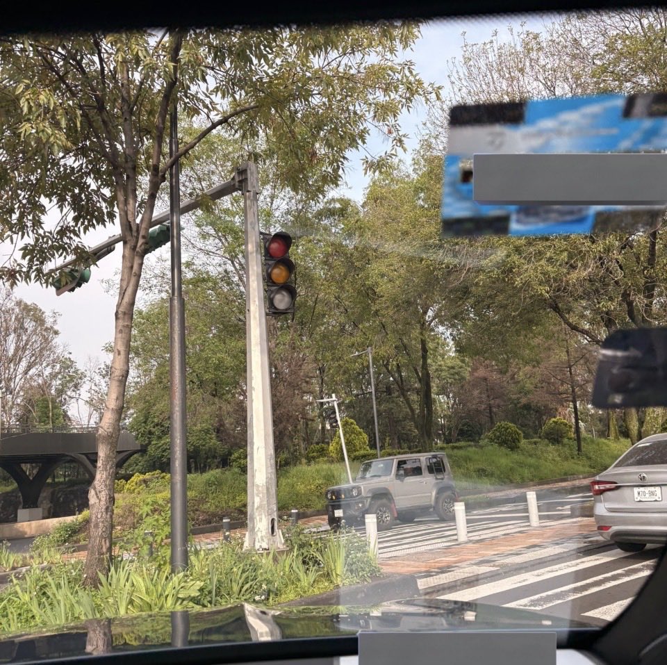 22/ene/2026
<a href="/UCS_GCDMX/">Unidad de Contacto del Secretario SSC CDMX</a> <a href="/locatel_mx/">@locatel_mx</a>
<a href="/MHcesac/">MH CESAC</a> <a href="/VigimoviCDMX/">VigiMoviCDMX</a> DE NUEVO: solicitamos se programe la reparación inmediata de los semáforos de todas las intersecciones de la calle de Alencastre y Chivatito.(parpadeante en rojo)
No sirve ninguno. (ref. Al lado de region militar#1) URGE!