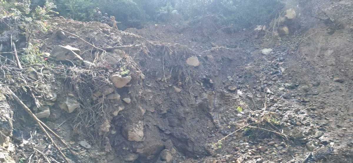 ARCOM_Ecu's tweet photo. 🚨⚒️ ARCOM y FFAA ejecutan operativo contra minería ilegal en Sigsig, #Azuay
Se detectaron frentes ilegales, campamentos y centros de acopio de combustible, que fueron destruidos para proteger el ambiente y el territorio.
#ARCOM #MineríaResponsable #ControlMinero #Azuay https://t.co/Dzp8Lk9tRk