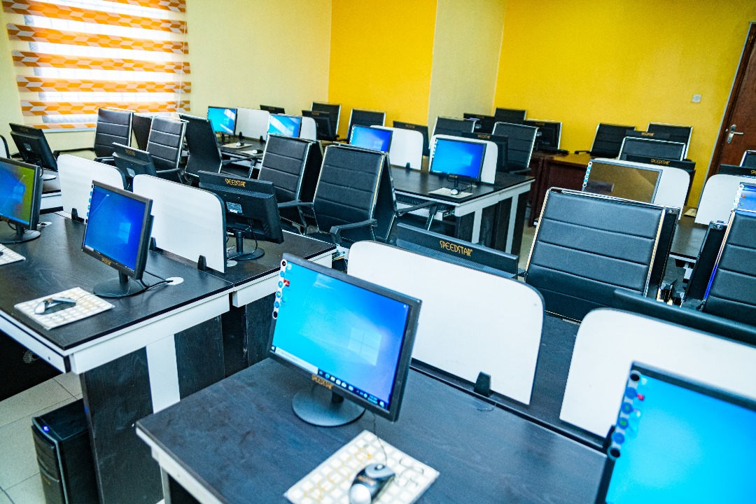 Betaworkspaces's tweet photo. A client hired a skilled remote staff member in Nigeria.

The skills were there , but working from home meant power issues, distractions, and inconsistent output.

Nothing changed about the person.

The environment changed.

Productivity improved. https://t.co/UlRBZ7MEhT