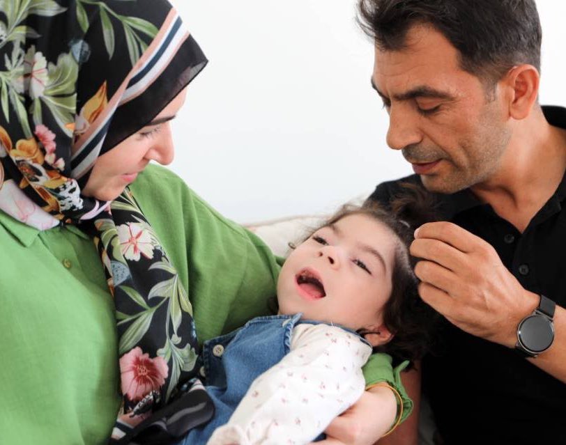 Kahramanmaraş’ta 5 günlük bebeğe işkence görüntüleri hepimizi üzmüştü. Bebeğin annesi açıklama yaptı. Önce okuyalım:

“Çocuğu kuvözden çıkarttıktan sonra bu şekilde bir durum olduğunu kabullenip hayatımıza devam ederken 2024 yılında haziran ayında bize e-devletten çocuğumuzun