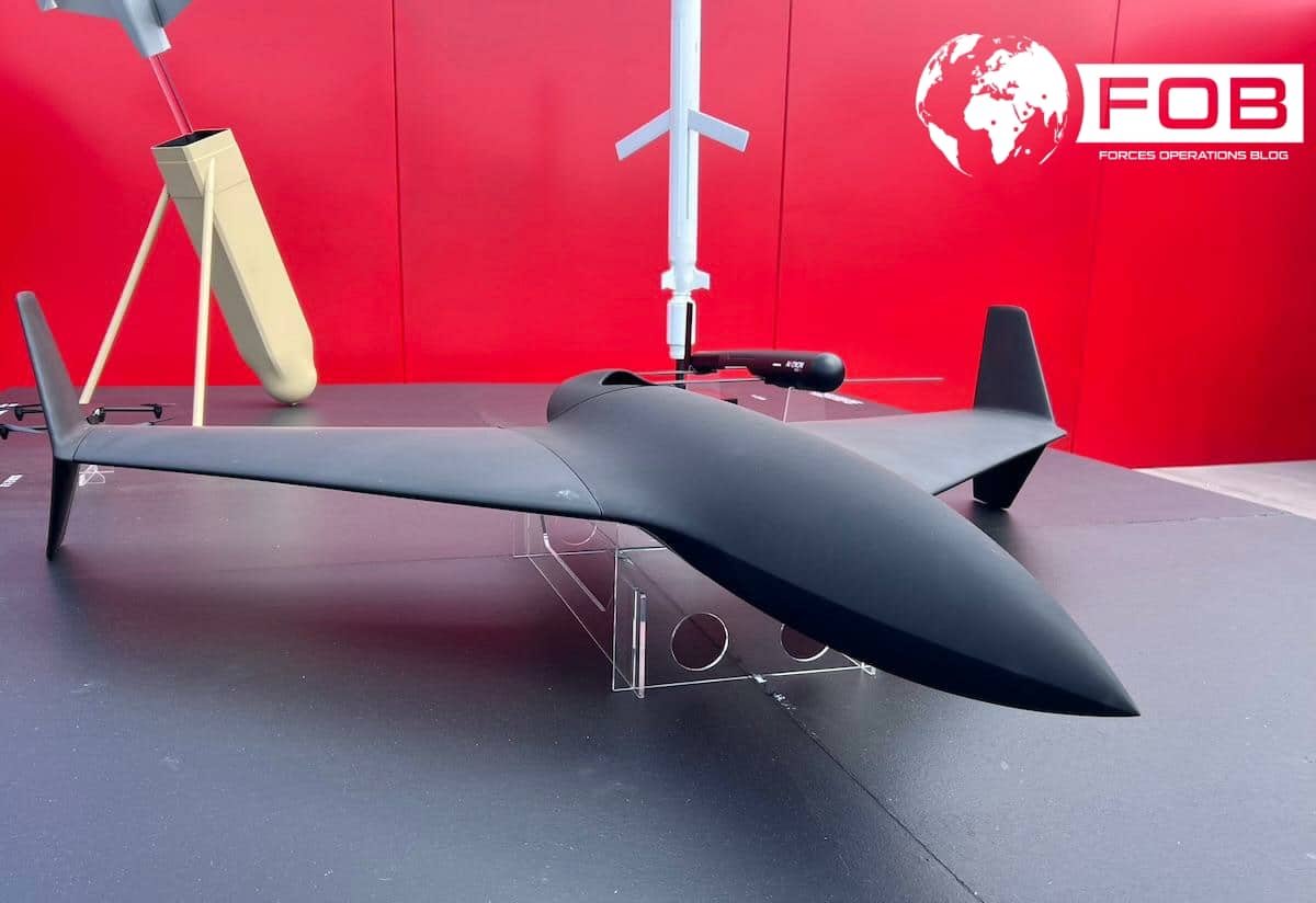 ForcesOperation's tweet image. Une 1ère munition téléopérée longue portée pour les armées 🇫🇷 : commande notifiée par la DGA à MBDA &amp;amp; Aviation Design pour une aile volante dotée d'une tête militaire de 40 kg

➡️Livraison dès 2027

⤵️En image : la solution One Way Effector dévoilée l'an dernier par MBDA