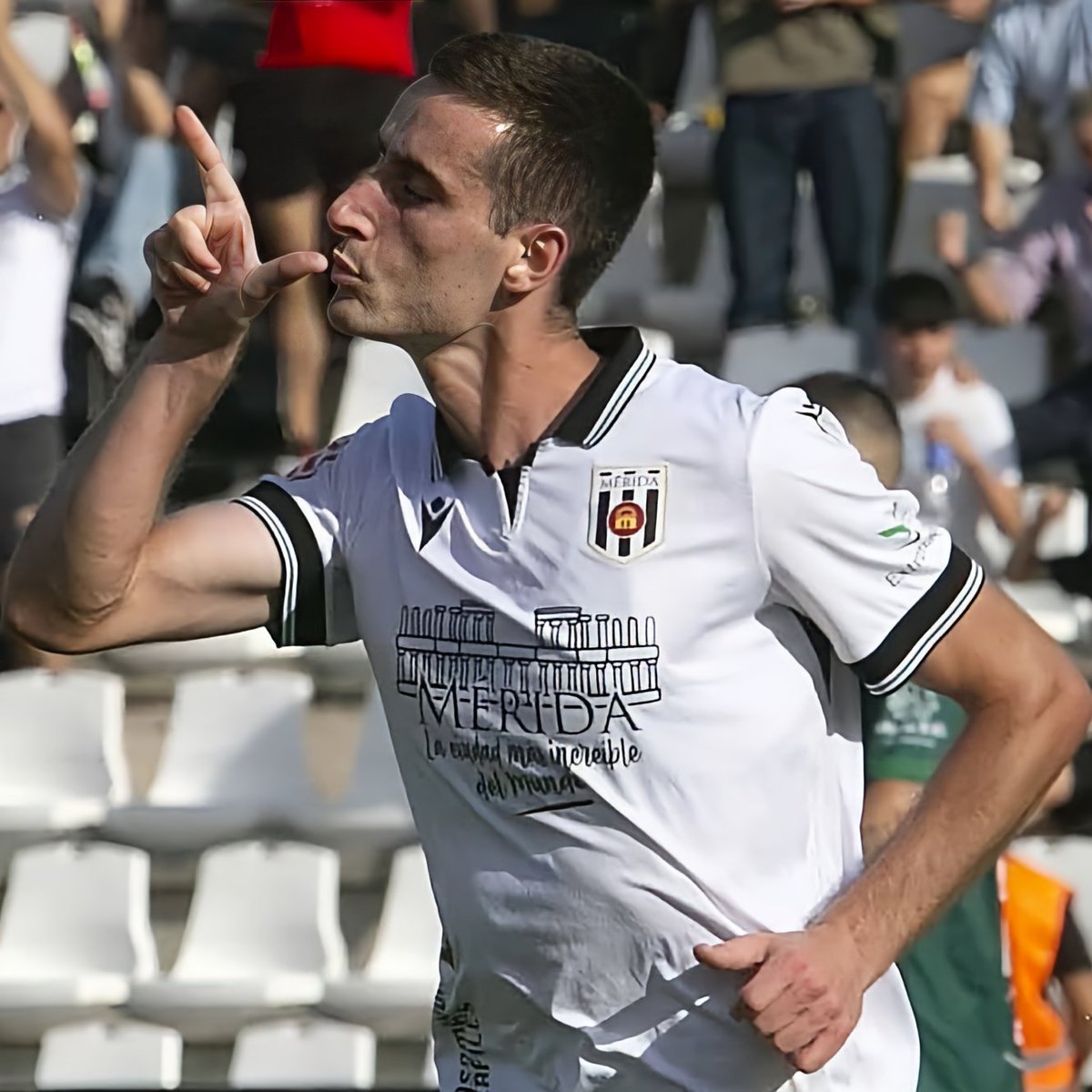 Según 'Ideal Granada', el CD Castellón se habría metido de lleno por el fichaje de Álvaro García. 

El delantero cántabro lleva trece tantos en veinte partidos disputados con la AD Mérida, siendo el máximo goleador de toda la Primera RFEF. 

Varios equipos de Segunda, tras él. 🎯