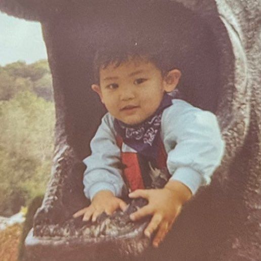 yeolmeissa's tweet image. yeolmaes 😭💔  nooo but it really seems like this baby yeollie :( with his handkerchief around his neck ready to give kisses 💔