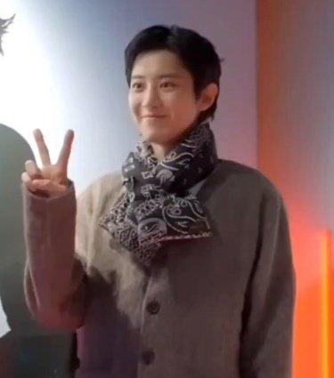 yeolmeissa's tweet image. yeolmaes 😭💔  nooo but it really seems like this baby yeollie :( with his handkerchief around his neck ready to give kisses 💔