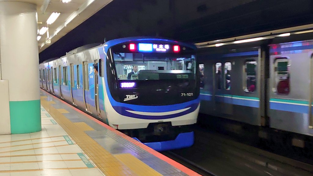 今回の利根川歩きで足の裏にマメができ靴底を見たらかなりの擦り減り具合。一年間酷使したものなあ。シューズを新調して箱根ケ崎までお出かけついでの慣らし運転。新年初雀雀亭でランチ。八高線を乗り継いで大宮駅へと戻る川越線で臨海高速鉄道の新型にやっと乗れた。