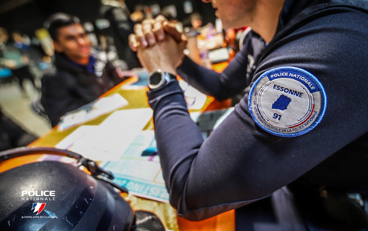 PoliceNat91's tweet photo. #recrutement |📣 Aujourd’hui, nous avons participé au forum des métiers et de l’orientation, de la ville d' #athisMons, pour faire découvrir la richesse et la diversité des métiers de la @PoliceNationale
👮♀️👮♂️.
https://t.co/E9qqikB0RX https://t.co/vZlSsBfxC6