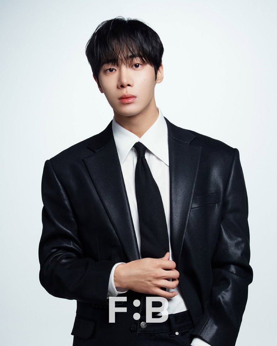 제와컴은 추영우 프로필사진 포뷰트한테 찍어달라 해야될듯
진짜 헤메코 완벽한데 평소엔 왜 이렇게 안 하지
이상한 시스루뱅 그만하고 이러케 해라..
메콥도 시빼테+새빨간립 그만 바르고 이정도만해라..