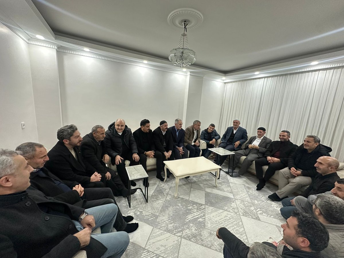 Bingöl Eşrafı’ndan kıymetli büyüklerimiz Ahmet Aras, Mehmet Aras ve Hikmet Aras’ı ilçe başkan yardımcılarımız Levent Kamiloğlu, Nazmi Altınkaynak ve Cezmi Birlik ile yönetim kurulu üyemiz Tuncay Bayrak’la birlikte hanelerinde ziyaret ettik.

Samimi bir ortamda gerçekleşen