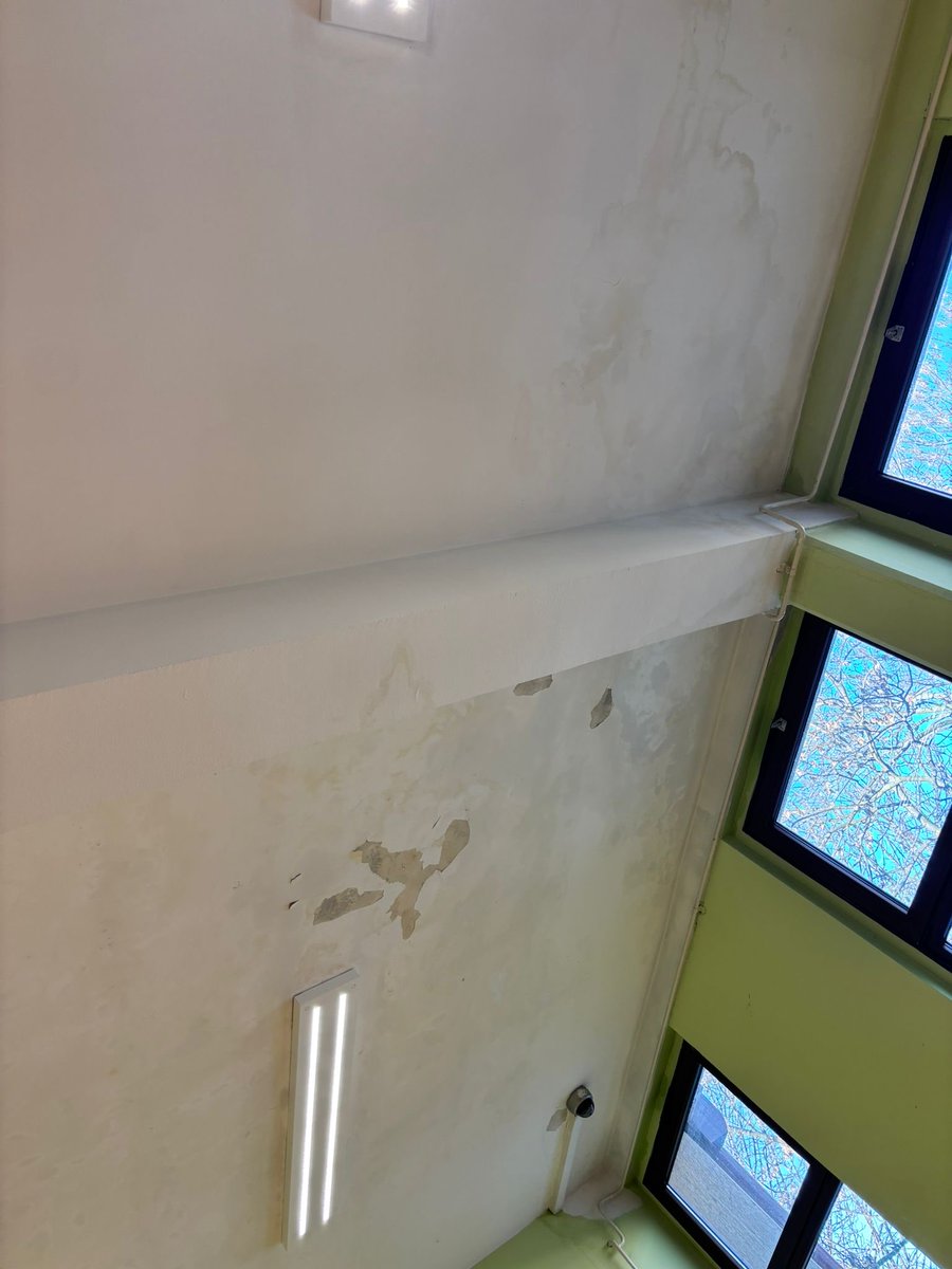 krsturmladi's tweet image. Ovako izgleda učionica u Gimnaziji „Petro Kuzmjak“ u Ruskom Krsturu: plafon prokišnjava, vlaga se skuplja, malter otpada, prisutan je neprijatan miris, a u učionicama su postavljane kofe kako bi se skupljala voda.