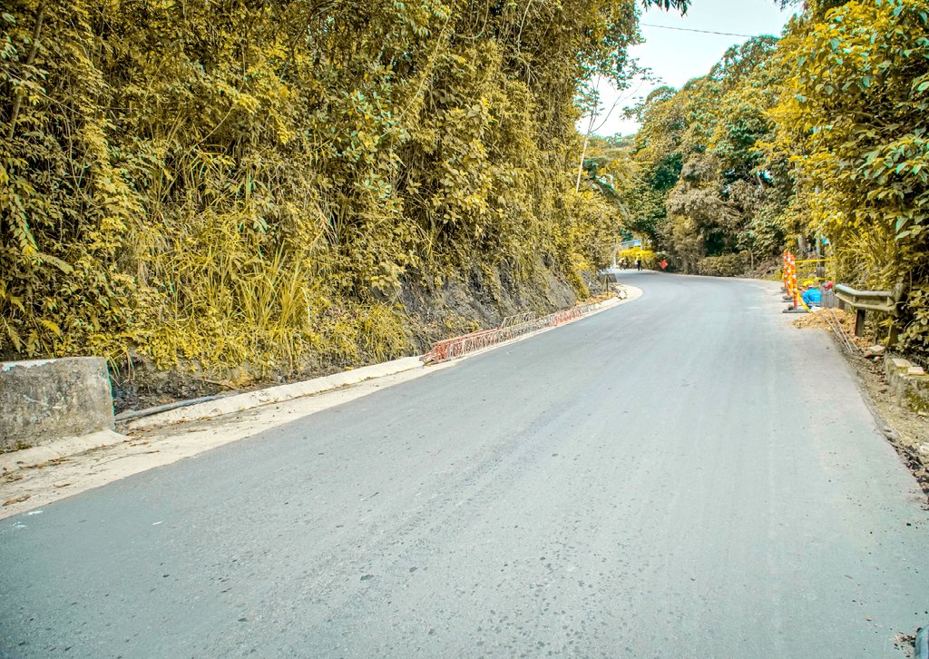 JorgeEmilioRey's tweet photo. En #Nocaima estamos mejorando la forma de llegar al municipio, a su gente, a su panela y a sus paisajes. Avanzamos en un 55% con la rehabilitación y mantenimiento de la vía principal que conecta el acceso al municipio desde la concesión Sabana de Occidente hasta el casco urbano; una obra clave para la movilidad, el turismo y la economía local.

Esta intervención, ejecutada a través del @ICCUGOB, cuenta con una inversión de $9.600 millones, con lo cual intervenimos 3,4 kilómetros. 

La obra contempla pavimento flexible, un muro de contención de 30 metros de largo y 5 metros de alto, la construcción de tres alcantarillas nuevas, la limpieza de 24 existentes, más de 6.000 metros lineales de cunetas y señalización completa. La entregaremos antes de finalizar el segundo trimestre del año.

Haremos igualmente una intervención al ingreso de esta vía: un portal que glorifique este ingreso. Será un arco en estructura metálica, paisajísticamente agradable y que se convierta en un ícono identitario de este municipio. Un ingreso majestuoso para un municipio majestuoso. 

En Nocaima, ando cumpliendo.