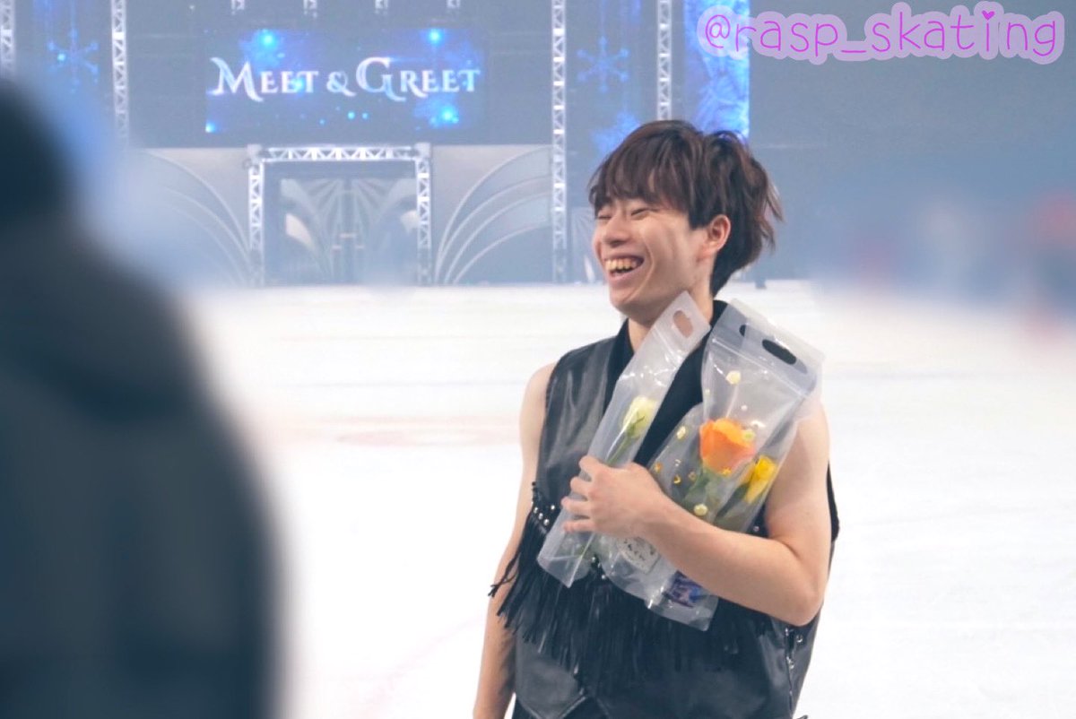 1.12(月) 11:30 AM

目線くださったあと、移動しようと後ろ向きに動いていたらスタッフさんと軽くぶつかってしまって2枚目の表情😂
スタッフさんもにこにこで、和やかな空気が流れました(*ˊ˘ˋ*)

#唐川常人
#PIW
#PIW東京
#プリンスアイスワールド
#PIW2025_2026東京公演
#PIWチーム