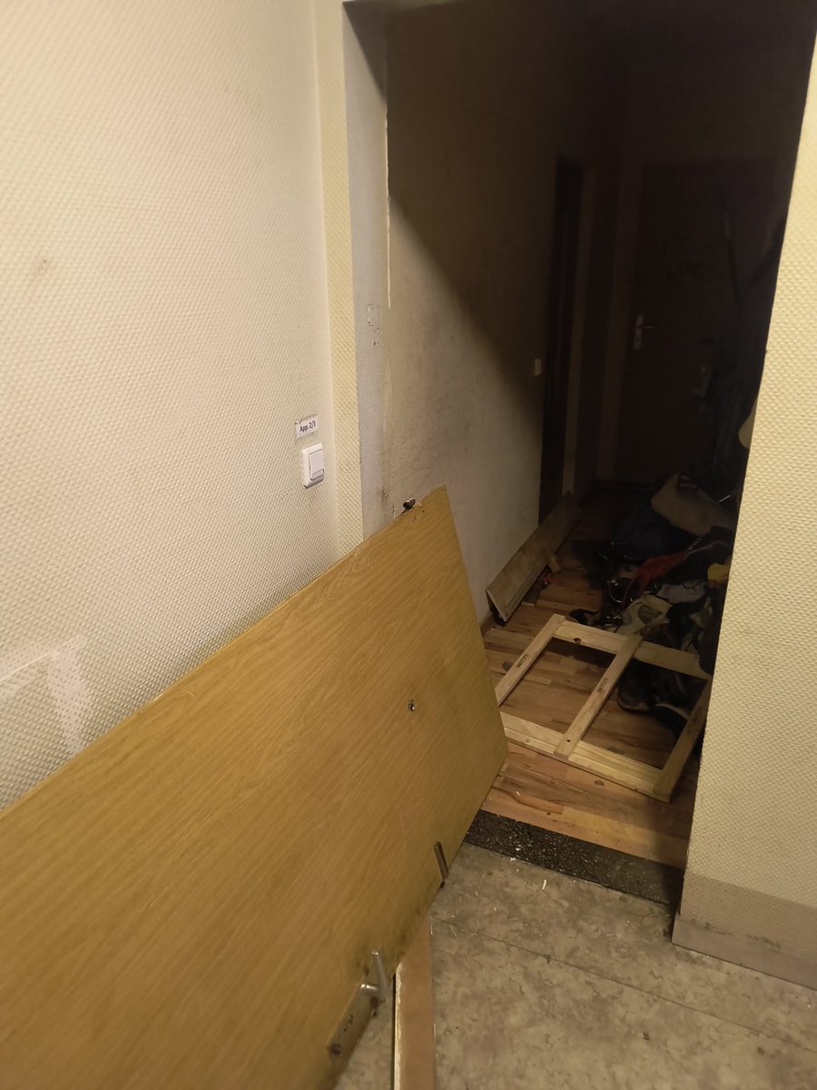 retep_kire's tweet photo. In der Haberssathstraße sind Truppen vom Eigentümer in zahlreiche Wohnungen eingebrochen. Türen wurden eingetreten, obwohl Bewohner dahinter waren, Einrichtungen und Bäder zerstört https://t.co/1MaRFMZx4G