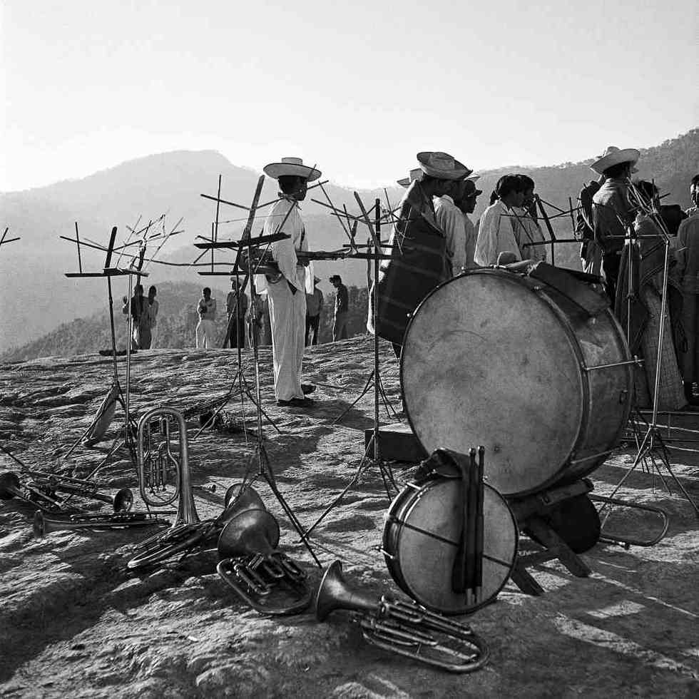 HistoriasLitera's tweet image. Juan Rulfo, aparte del brillante escritor que conocemos, fue un gran fotógrafo que retrató durante décadas el México que le tocó vivir. 

Decía Rulfo:
"Para escribir tengo que imaginar. La realidad no me dice nada literariamente, aunque pueda decírmelo fotográficamente."

La…