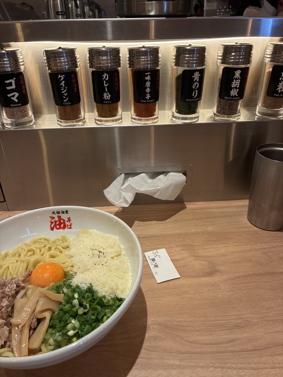 masai1013's tweet photo. 今日食べた油そばめっちゃ美味しかったわ！
最後にスープかけて食べる追い飯がたまらなく美味い😋
しかも3種類ある飲み物無料で飲み放題なのも神🤭 https://t.co/RGJPt8wJ5V