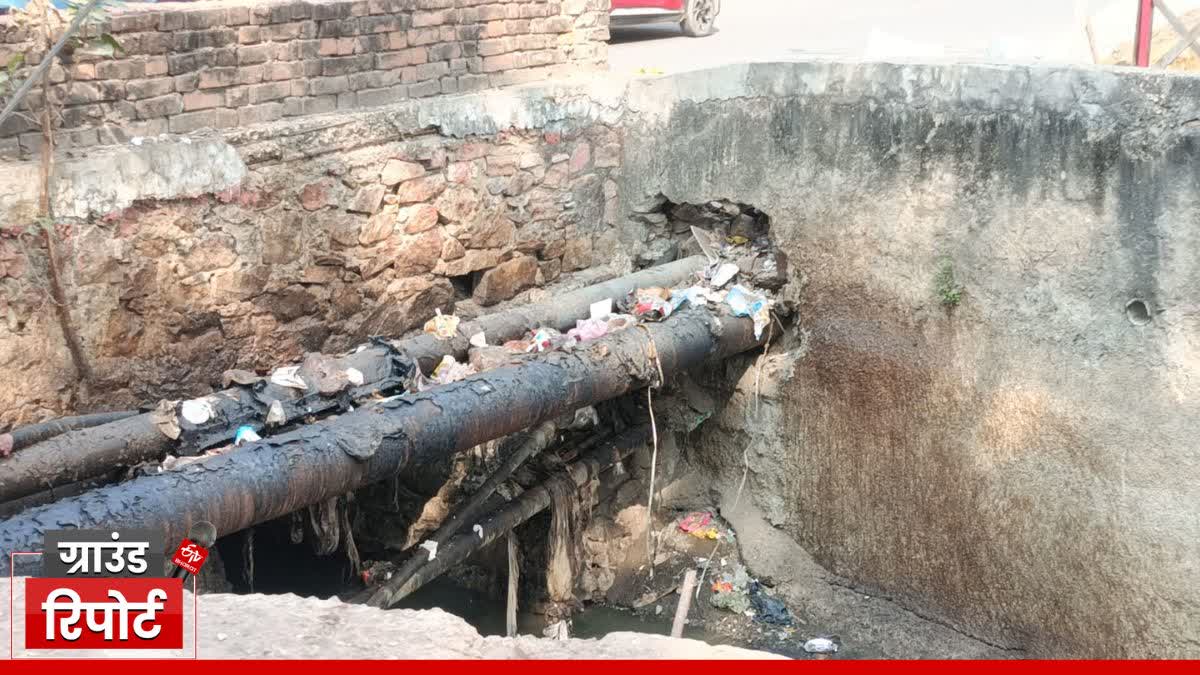 ETVBharatRJ's tweet image. इंदौर की तरह अजमेर पर भी संकट! नालों और सीवरेज लाइन से होकर गुजर रही पेयजल लाइन, लोगों में डर और चिंता 
etvbharat.com/hi/state/indor… 
#indore #drinkingwater #waterlines #drains