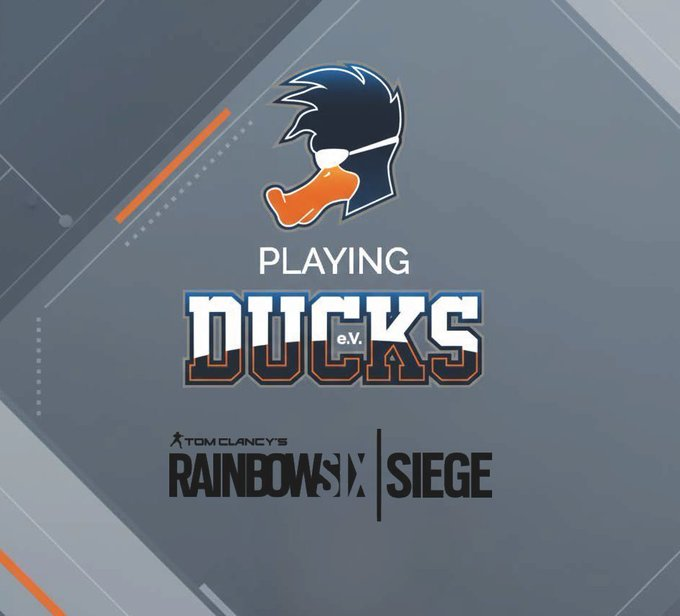 PlayingDucks's tweet photo. 🦆 Um 20 Uhr findet das letzte Gruppenspiel des New Year Cup 2026 statt! Unser @RainbowSixDE Team spielt gegen das Team "TaT". Livestream unter https://t.co/BlIcIy3kT8 von und mit @JinYuno_ !

Lineup: YunoPD | KingPD | EsjayPD | RxidPD | SxmpleXI

Wir wünschen viel Erfolg! 🔥 https://t.co/QTkjLKYrGK