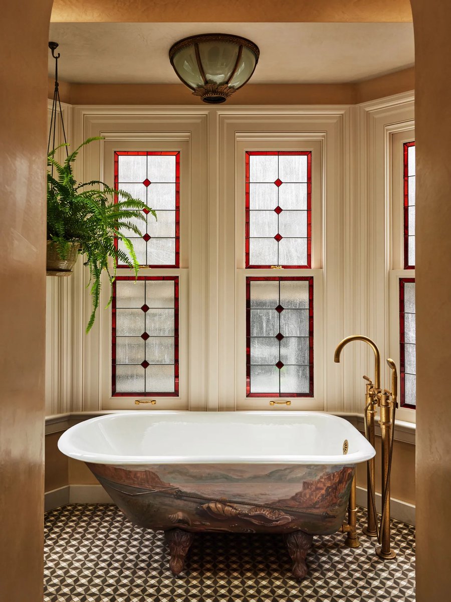 countryfloors1's tweet image. A blend of history and craftsmanship defines this Pacific Heights bath by #AD100 designer Lauren Geremia (@geremia_design). The Ghaya Marble Mosaic adds warmth beneath the sculptural tub. 

Photography: @laurejoliet  
Architecture: Luke Wade 
#AD100 #architecturaldigest #interior