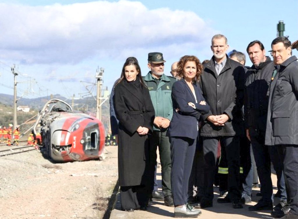 JoaqunAbreu6's tweet image. Está foto es infame, pero no hay ejemplo más gráfico de la putrefacción de las instituciones en España.

42 muertos y postureo de Felpudo VI y los PPSOE, todos juntitos.