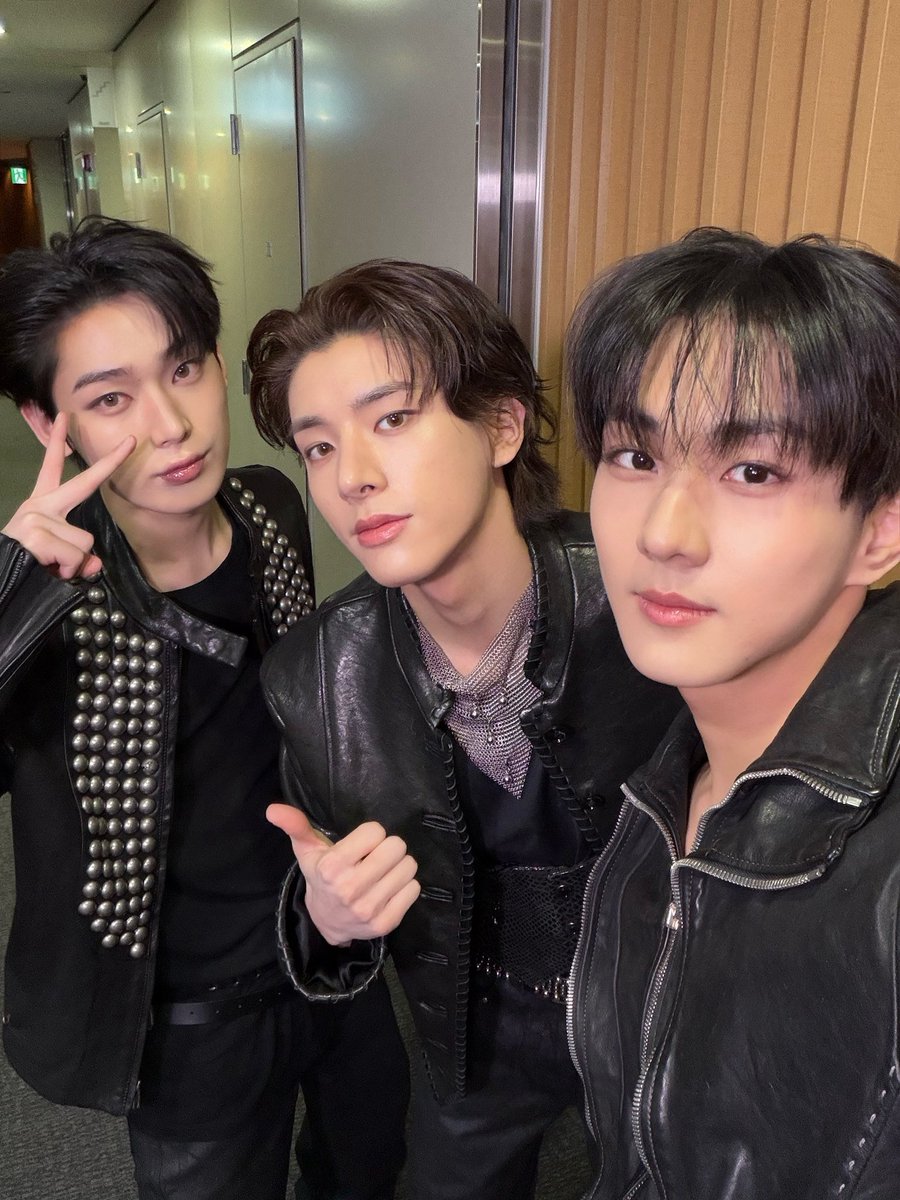 ENHYPEN's tweet image. [#오늘의ENHYPEN] 엠카 스페셜 MC석을 완벽 접수해버린 정원&amp;amp;제이크&amp;amp;선우🫳🐱🐶🦊 우리 뱀파이어 가족들과 함께한 대친소까지!  너무 특별한 하루🦇✨ #정원왕냥엠씨 #제이크왕댕엠씨 #선우왕폯엠씨 #260122 @ 엠카운트다운