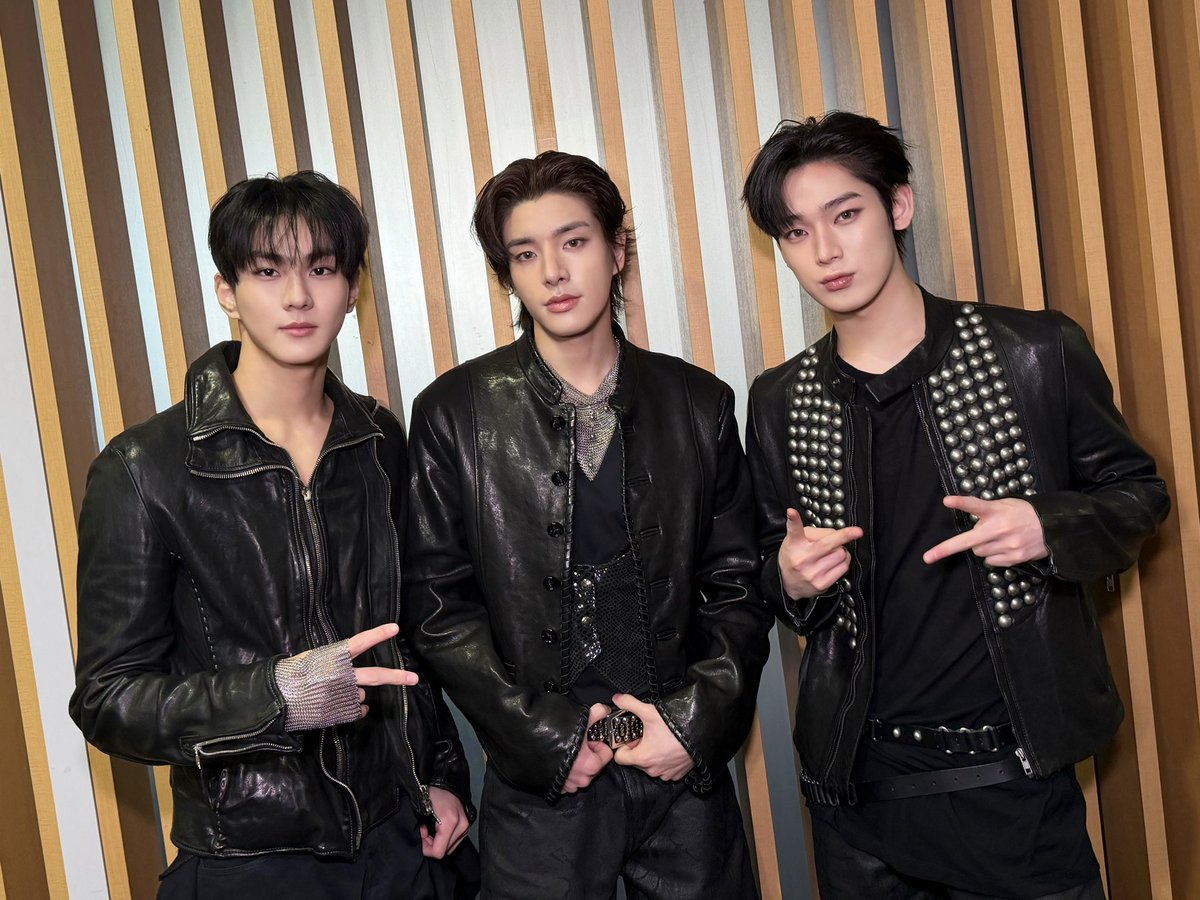 ENHYPEN's tweet image. [#오늘의ENHYPEN] 엠카 스페셜 MC석을 완벽 접수해버린 정원&amp;amp;제이크&amp;amp;선우🫳🐱🐶🦊 우리 뱀파이어 가족들과 함께한 대친소까지!  너무 특별한 하루🦇✨ #정원왕냥엠씨 #제이크왕댕엠씨 #선우왕폯엠씨 #260122 @ 엠카운트다운