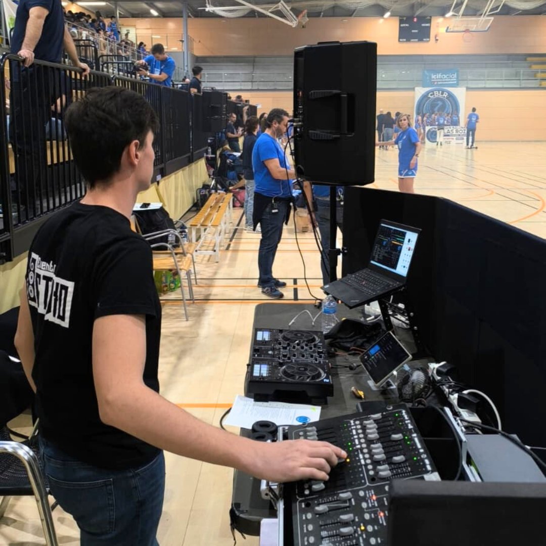 EventosOctavio's tweet photo. A finales de 2025 celebramos la Presentación Anual del @cblasrozas en el Polideportivo San José de Las Matas

Iluminación, sonido y FX para una experiencia inolvidable llena de música y diversión 🏀✨🎶

¡Seguimos creando momentos únicos!
🎉 #EventosOctavio 🎉 https://t.co/OJRe6BvNTF