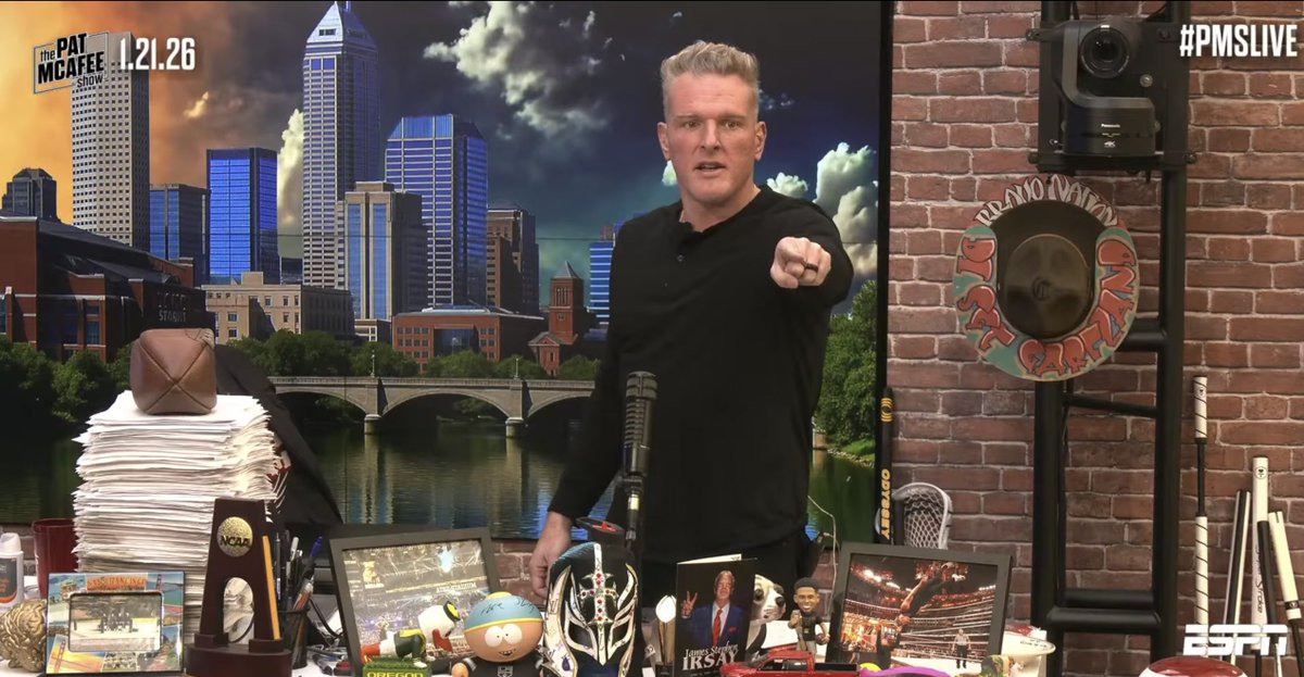 fangsbites's tweet image. Pat McAfee rants about ‘fat, lazy’ sports media bums on Super Bowl’s Radio Row dlvr.it/TQVkW7