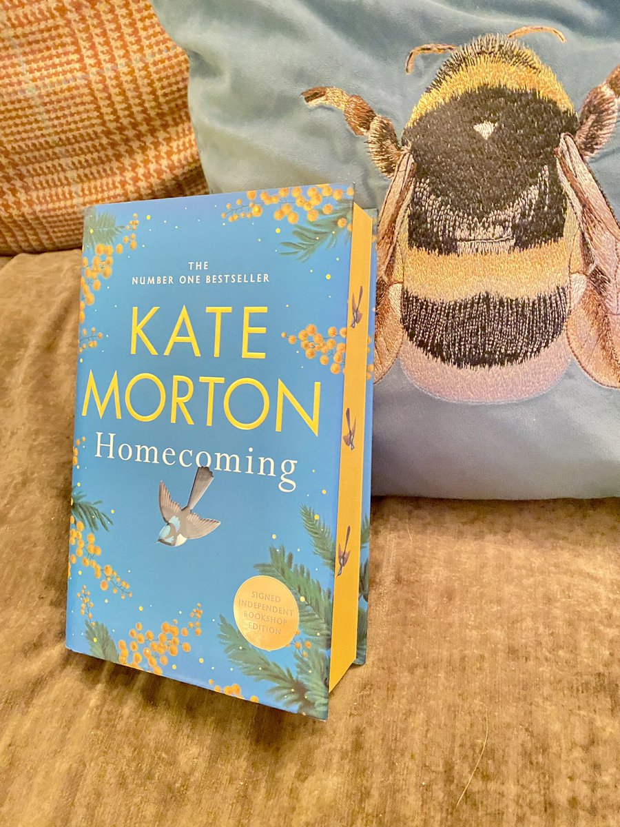 hayleylotusflo1's tweet image. *NEW BLOG POST*

Throwback Thursday: Homecoming by Kate Morton 

lotuswritingtherapy.com/2026/01/22/hom…

#Homecoming #KateMorton #BookReview #throwbackthursday #BookTwitter