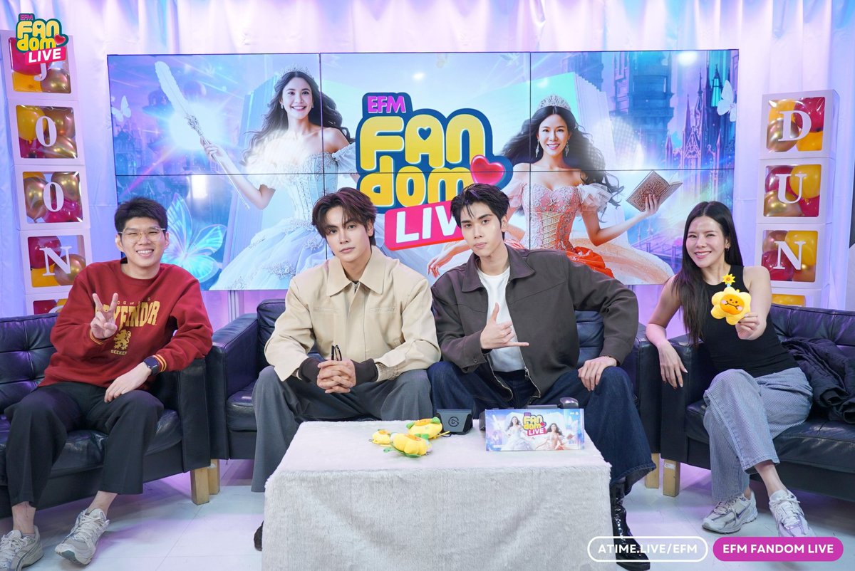 EFM_STATION's tweet image. หมายจับหัวใจถูกออกแล้ว 💌 หลักฐานความน่ารักทำเอาใจอ่อน ยอมจำนนต่อความฟินน 💗🥰กับผลงานซีรีส์ "Dare You To Death ไขคดีเป็น เห็นคดีตาย" ทุกวันพฤหัสบดี เวลา 20:30 น. ทางช่อง GMM25 และรับชมย้อนหลังทั่วโลกได้ทาง Netflix เวลา 21:30 น. ฝากติดตามสารวัตรคามิน กับผู้กองเจษด้วยน้าา 🚔✨…