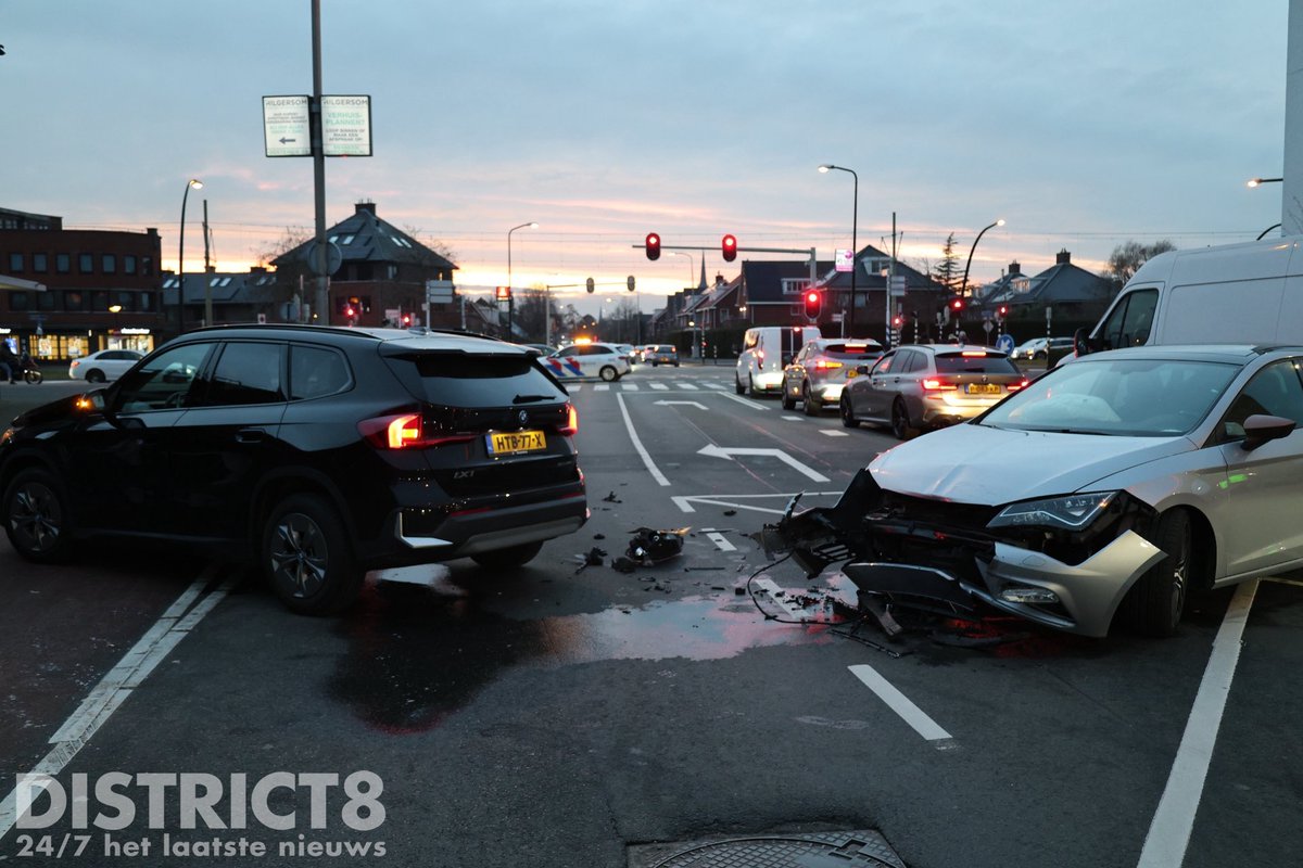 RedactieD8's tweet photo. Flinke aanrijding geweest tussen twee voertuigen op het #Oosteinde in #DenHaag. De weg is afgesloten richting #Rijswijk. Er raakte niemand gewond, het is wachten op een berger om beide voertuigen mee te nemen. https://t.co/UYDOGU8CtV
