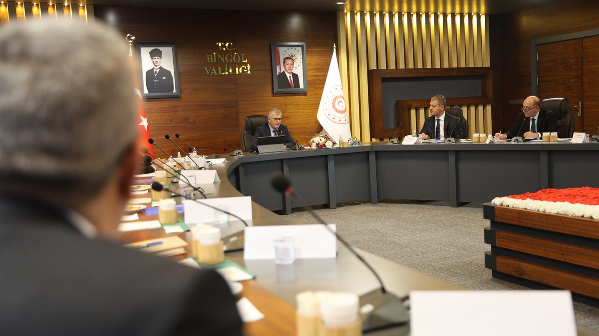 bingolozelidare's tweet photo. Valimiz Sayın Cahit Çelik, kurum ziyaretleri kapsamında İl Özel idaremizi ziyaret etti.

Genel Sekreterimiz Sayın Enes Üçgül ve birim amirleriyle bir araya gelen Vali Çelik, kurumun devam eden çalışmaları ve uyguladığı projeler hakkında brifing aldı.

@celikcahit @_enesucgul @bingolvaliligi