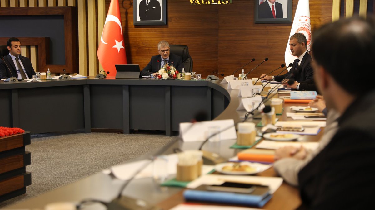 Valimiz Sayın Cahit Çelik, kurum ziyaretleri kapsamında İl Özel idaremizi ziyaret etti.

Genel Sekreterimiz Sayın Enes Üçgül ve birim amirleriyle bir araya gelen Vali Çelik, kurumun devam eden çalışmaları ve uyguladığı projeler hakkında brifing aldı.

<a href="/celikcahit/">Cahit Çelik</a> <a href="/_enesucgul/">Enes Üçgül</a>